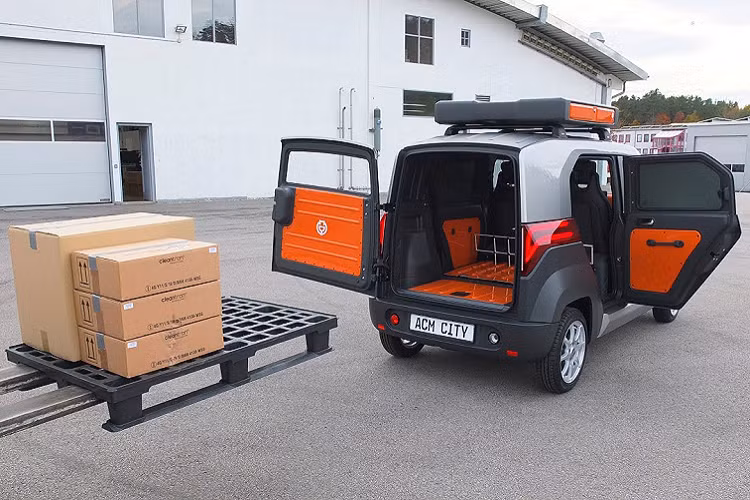 Bên trong nội thất, ACM City One có mặt táp lô kiểu spartan với màn hình cảm ứng lớn, cửa gió hình tròn, một vài nút điều khiển vật lý được bố trí trên cụm điều khiển trung tâm, và vài ngăn chứa đồ. Cabin có thể phù hợp tối đa 5 người lớn, với cốp dung tích 400 lít khá lớn.