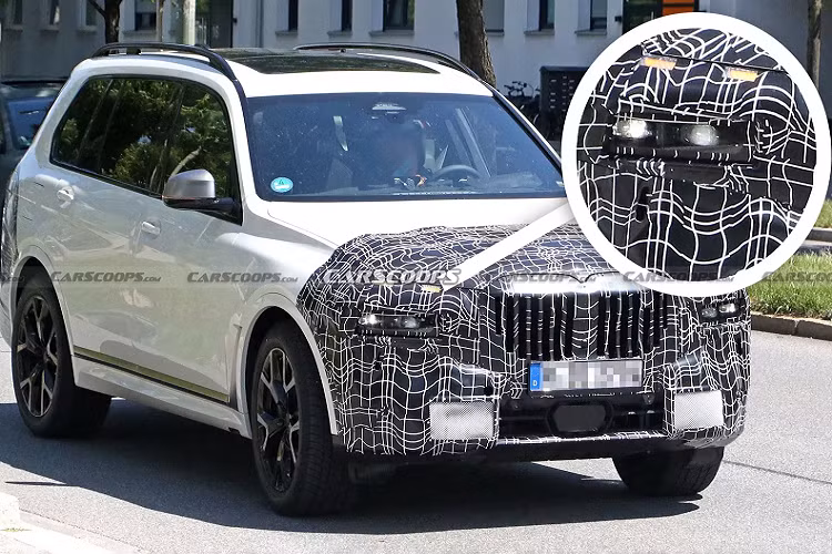 Phiên bản nâng cấp giữa chu kỳ của BMW X7 hạng sang sẽ có những thay đổi đáng kể ở phần đầu xe. Qua hình ảnh cận cảnh, đầu xe sẽ thiết kế mới vè bánh trước, nắp capô và cản trước. Đặc biệt cụm đèn pha được tách thành 2 thành phần và cụm đèn chính được hạ thấp hơn trước đây. Trong khi đó, lưới tản nhiệt đồ sộ vẫn chưa cho thấy nhiều khác biệt.
