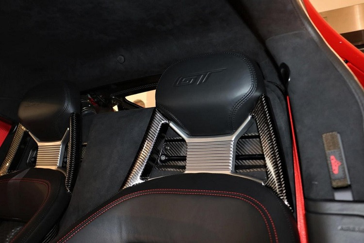 Khác với phiên bản '66 Heritage Edition ra mắt năm 2016, chiếc siêu xe GT '67 Heritage Edition có sự khác biệt rõ ràng là logo Ford và sọc màu trắng chạy dọc bên sườn xe.