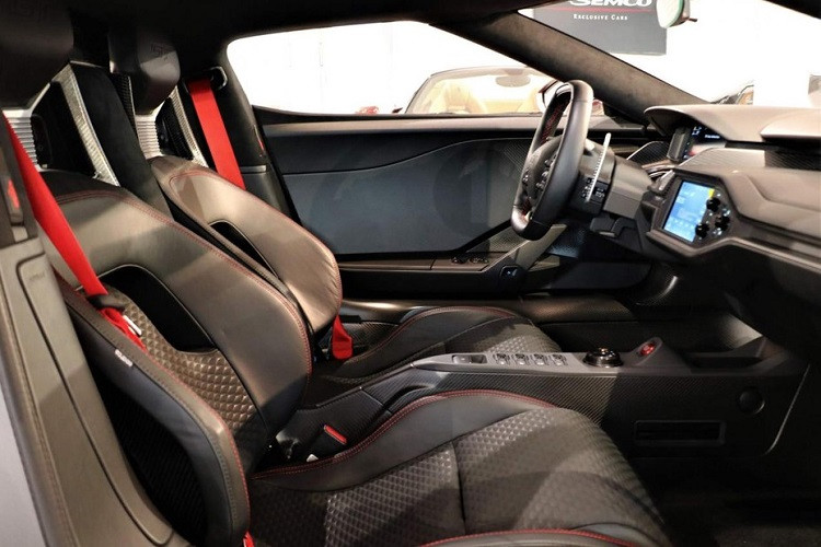 Ngoài ra, siêu xe Ford GT phiên bản '67 Heritage Edition còn có nhiều sự khác biệt so với xe tiêu chuẩn. Đầu tiên chính là màu sơn ngoại thất đỏ Race Red, đi kèm với 2 sọc trắng táo bạo chạy từ đầu tới đuôi xe làm điểm nhấn. Thêm vào đó là gói tuỳ chọn carbon cao cấp dành cho Ford GT '67 Heritage Edition.