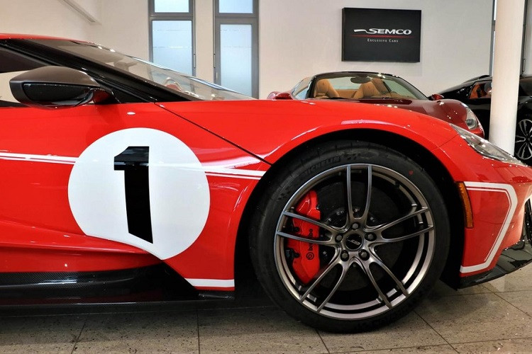 Tuy nhiên, điểm khác biệt rõ ràng và dễ nhận ra nhất của Ford GT phiên bản Heritage Edition chính là con số 1 xuất hiện hai bên hông xe cũng như trên nắp ca-pô. Đây là điểm nhấn rất quan trọng của dòng siêu xe này vì gợi nhớ đến mẫu xe đua huyền thoại GT40 Mark IV đã giúp hãng Ford có chiến thắng lịch sử tại giải đua Le Mans 1967.