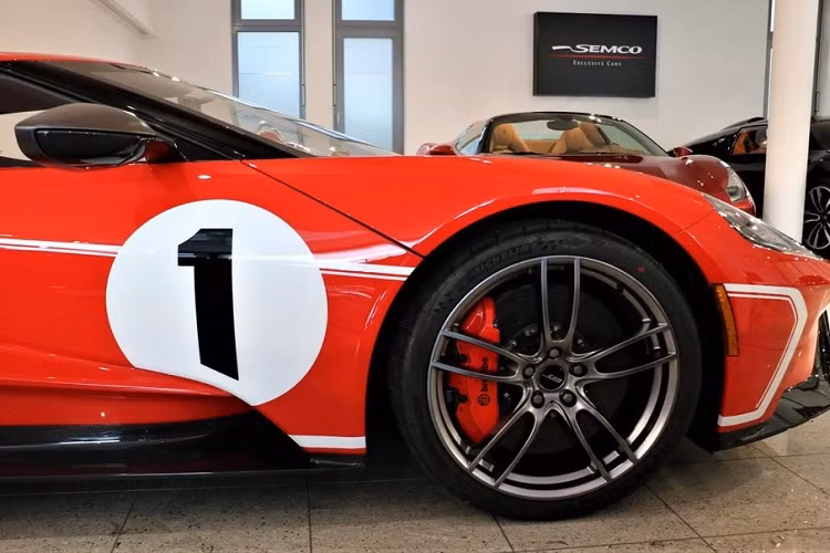 Tuy nhiên, điểm khác biệt rõ ràng và dễ nhận ra nhất của Ford GT phiên bản Heritage Edition chính là con số 1 xuất hiện hai bên hông xe cũng như trên nắp ca-pô. Đây là điểm nhấn rất quan trọng của dòng siêu xe này vì gợi nhớ đến mẫu xe đua huyền thoại GT40 Mark IV đã giúp hãng Ford có chiến thắng lịch sử tại giải đua Le Mans 1967.