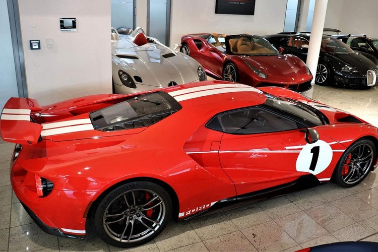 Hình ảnh chụp cho thấy, bên trong công ty nhập khẩu tư nhân này, ngoài 2 chiếc siêu xe Ford GT còn có sự xuất hiện của SUV siêu sang Mercedes-Maybach S650 Pullman. Mức giá xe Ford GT '67 Heritage Edition độc nhất Việt Nam cuang như chiếc xe đầu tiên hiện vẫn là một ẩn số.