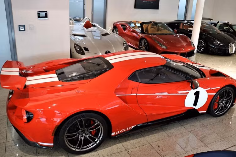 Hình ảnh chụp cho thấy, bên trong công ty nhập khẩu tư nhân này, ngoài 2 chiếc siêu xe Ford GT còn có sự xuất hiện của SUV siêu sang Mercedes-Maybach S650 Pullman. Mức giá xe Ford GT '67 Heritage Edition độc nhất Việt Nam cuang như chiếc xe đầu tiên hiện vẫn là một ẩn số.
