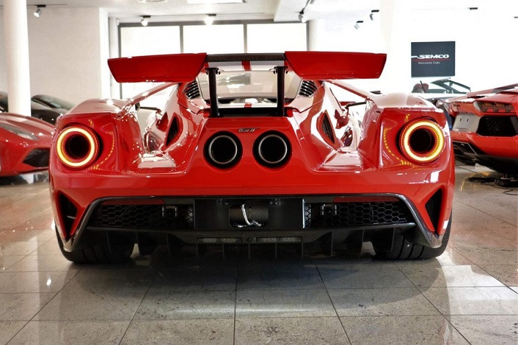 Những chi tiết thiết kế ấn tượng khác của Ford GT '67 Heritage Edition bao gồm đèn pha LED khỏe khoắn, bộ cửa cánh bướm đẹp mắt và phần đuôi xe được phát triển giống các mẫu xe đua với cánh gió đuôi dễ dàng điều chỉnh nâng lên hoặc hạ xuống. Siêu xe GT '67 Heritage Edition còn được trang bị khối động cơ EcoBoost được đánh giá là mạnh nhất của hãng xe Ford.