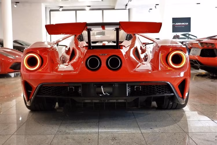 Những chi tiết thiết kế ấn tượng khác của Ford GT '67 Heritage Edition bao gồm đèn pha LED khỏe khoắn, bộ cửa cánh bướm đẹp mắt và phần đuôi xe được phát triển giống các mẫu xe đua với cánh gió đuôi dễ dàng điều chỉnh nâng lên hoặc hạ xuống. Siêu xe GT '67 Heritage Edition còn được trang bị khối động cơ EcoBoost được đánh giá là mạnh nhất của hãng xe Ford.