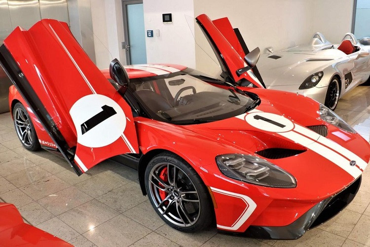 Như vậy, sau hơn 1 tuần lộ ảnh "khui công" tại cảng, chiếc siêu xe Ford GT '67 Heritage Edition đã được làm xong các thủ tục thông quan và mang về trưng bày ở công ty nhập khẩu tư nhân cùng với chiếc Ford GT đầu tiên về nước.