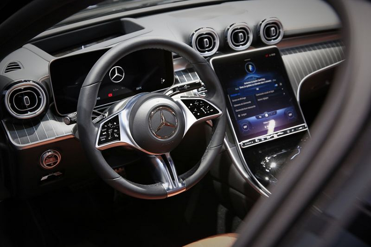 Để tăng cường khả năng off-road, C-Class All Terrain mới còn được bổ sung hệ thống treo trước 4 liên kết với các khớp tay lái lớn hơn một chút. Mẫu xe này cũng có thêm 2 chế độ lái Dynamic Select mới là Offroad và Offroad+ với tính năng hỗ trợ đổ đèo mà Mercedes gọi là Downhill Speed Regulation (Quy định tốc độ xuống dốc).