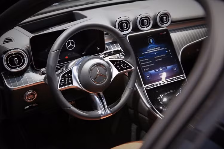 Để tăng cường khả năng off-road, C-Class All Terrain mới còn được bổ sung hệ thống treo trước 4 liên kết với các khớp tay lái lớn hơn một chút. Mẫu xe này cũng có thêm 2 chế độ lái Dynamic Select mới là Offroad và Offroad+ với tính năng hỗ trợ đổ đèo mà Mercedes gọi là Downhill Speed Regulation (Quy định tốc độ xuống dốc).