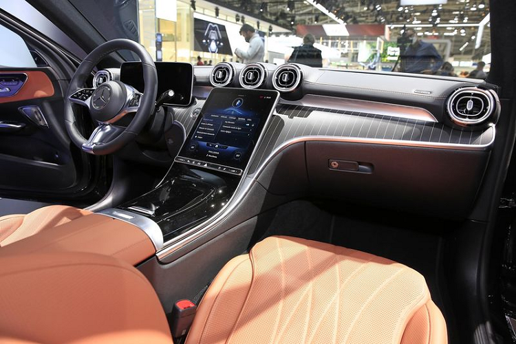 Thêm nữa, vì tất cả C-Class All Terrain đều dựa trên mức độ trang trí ngoại thất Avantgarge nên xe có nhiều điểm nhấn bằng nhôm đánh bóng, giúp chiếc xe trông bóng bẩy và cao cấp hơn.