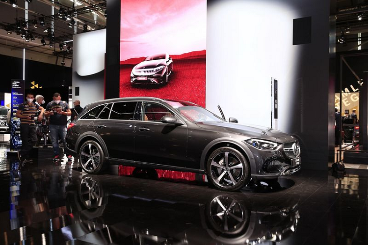 Ngoài ra, mẫu xe wagon Mercedes-Benz C-Class All Terrain 2022 còn được trang bị lưới tản nhiệt độc đáo phía trước, nhiều tùy chọn bánh xe độc đáo với kích thước từ 17 đến 19 inch, trang trí các cột B và nẹp cửa sổ phía sau được hoàn thiện trong màu đen bóng cao cấp.