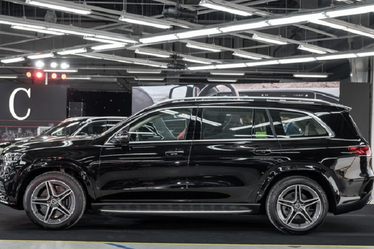 Mercedes-Benz GLS 450 4MATIC được trang bị khối động cơ I6 hoàn toàn mới, dung tích 3.0L có công suất lên đến 367 mã lực tại 5.500-6.100 vòng/phút và mô-men xoắn cực đại đạt 500 Nm ở 1.600-4.500 vòng/phút. Kết hợp cùng với đó là hệ thống mild-hybrid EQ Boost với động cơ điện 48V có khả năng hỗ trợ tức thời 22 mã lực và 250 Nm cho động cơ đốt trong, giúp xe bứt tốc nhanh chóng ở mọi dải tốc độ và loại bỏ hoàn toàn độ trễ khi nhấn chân ga.