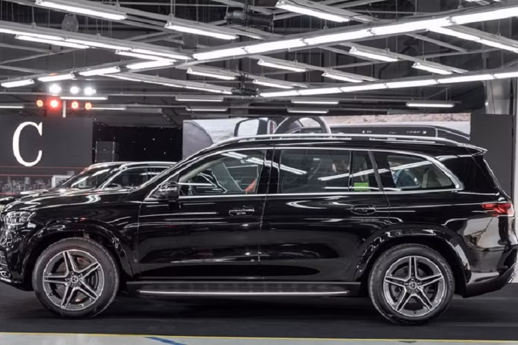 Mercedes-Benz GLS 450 4MATIC được trang bị khối động cơ I6 hoàn toàn mới, dung tích 3.0L có công suất lên đến 367 mã lực tại 5.500-6.100 vòng/phút và mô-men xoắn cực đại đạt 500 Nm ở 1.600-4.500 vòng/phút. Kết hợp cùng với đó là hệ thống mild-hybrid EQ Boost với động cơ điện 48V có khả năng hỗ trợ tức thời 22 mã lực và 250 Nm cho động cơ đốt trong, giúp xe bứt tốc nhanh chóng ở mọi dải tốc độ và loại bỏ hoàn toàn độ trễ khi nhấn chân ga.