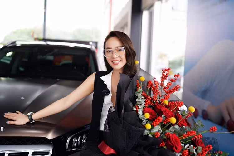 Chiếc xe SUV hạng sang cỡ lớn Mercedes-Benz GLS mà Minh Hằng mua thuộc phiên bản GLS450 2021, hiện chưa rõ nữ ca sĩ Một Vòng Trái Đất đã bỏ ra bao nhiêu tiền để sở hữu Mercedes-Benz GLS 450 2021, chỉ biết rằng, giá xe Mercedes-Benz GLS 450 chính hãng là 4,99 tỷ đồng.