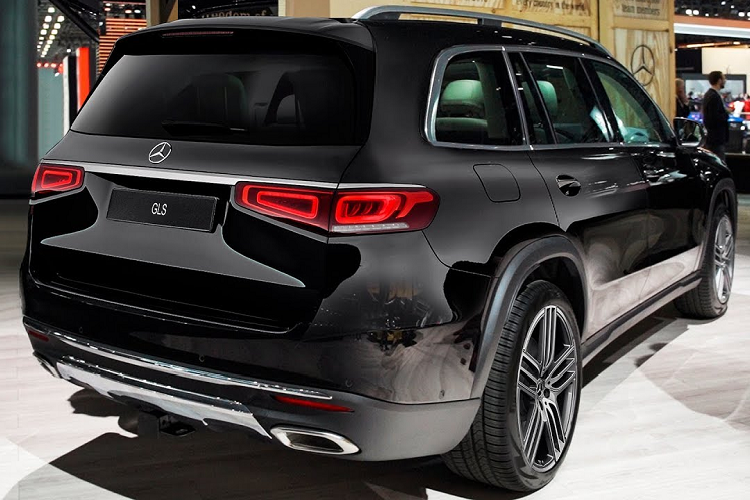 Mercedes-Benz GLS 450 2021 của Minh Hằng chọn mua có ngoại thất màu đen và thêm nhiều chi tiết mạ crôm tạo điểm nhấn. Bên trong Mercedes-Benz GLS của nữ ca sĩ 8X này có nội thất màu nâu nhạt và hệ thống thông tin giải trí Mercedes-Benz User Experience (MBUX) với 2 màn hình 12,3 inch nối liền nhau, vô lăng 3 chấu ốp gỗ một phần và cách bố trí mặt táp-lô. Theo hãng Mercedes-Benz, GLS thế hệ mới được trang bị cả 3 hàng ghế đều gập chỉnh điện. Khi không cần dùng đến, hàng ghế thứ 2 và 3 có thể gập xuống sàn để tăng thể tích khoang hành lý lên 2.400 lít.