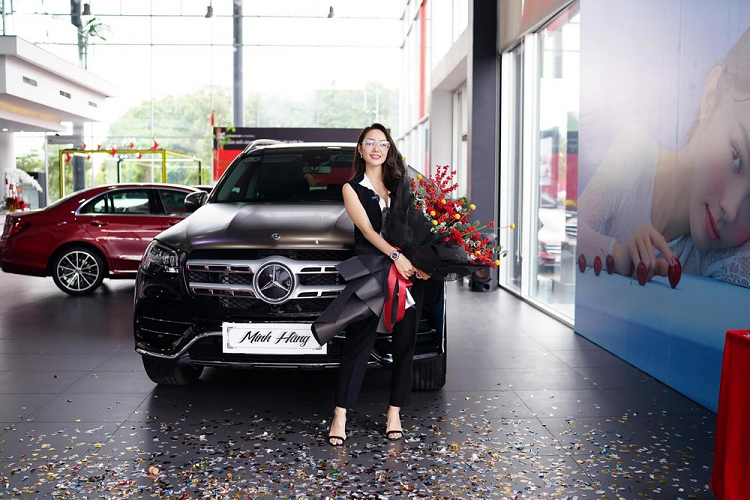 Minh Hằng tiết lộ rất sợ không có xe đi Tết nhưng may mắn là chiếc SUV hạng sang Mercedes-Benz GLS đã bàn giao cho cô ngay trong chiều 26 Tết Nguyên đán. Việc tậu mẫu xe Mercedes-Benz GLS cũng giúp cho Minh Hằng gia nhập vào câu lạc bộ những người nổi tiếng sở hữu Mercedes-Benz tại Việt Nam.