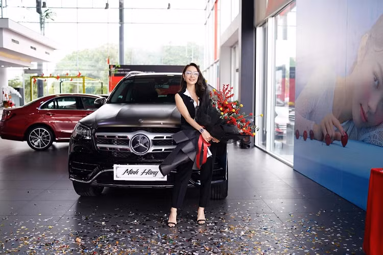 Minh Hằng tiết lộ rất sợ không có xe đi Tết nhưng may mắn là chiếc SUV hạng sang Mercedes-Benz GLS đã bàn giao cho cô ngay trong chiều 26 Tết Nguyên đán. Việc tậu mẫu xe Mercedes-Benz GLS cũng giúp cho Minh Hằng gia nhập vào câu lạc bộ những người nổi tiếng sở hữu Mercedes-Benz tại Việt Nam.