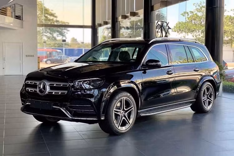 Mercedes-Benz GLS 450 2021 của Minh Hằng chọn mua có ngoại thất màu đen và thêm nhiều chi tiết mạ crôm tạo điểm nhấn. Bên trong Mercedes-Benz GLS của nữ ca sĩ 8X này có nội thất màu nâu nhạt và hệ thống thông tin giải trí Mercedes-Benz User Experience (MBUX) với 2 màn hình 12,3 inch nối liền nhau, vô lăng 3 chấu ốp gỗ một phần và cách bố trí mặt táp-lô. Theo hãng Mercedes-Benz, GLS thế hệ mới được trang bị cả 3 hàng ghế đều gập chỉnh điện. Khi không cần dùng đến, hàng ghế thứ 2 và 3 có thể gập xuống sàn để tăng thể tích khoang hành lý lên 2.400 lít.