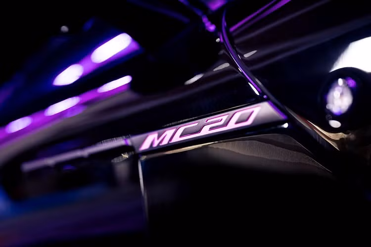 Trước đây, Beckham đã từng lái thử nghiệm mẫu MC20 mới của thương hiệu Y, và rồi mua lấy chiếc xe đó và tự mình thiết kế cá nhân hóa cho nó. Trong một video đăng tải trên Instagram, Beckham hé lộ rằng: "Khoảng một năm trước, tôi đã tự thiết kế chiếc MC20 của mình với Maserati ở Ý. Và, thật thú vị, chúng tôi đang ở Miami, và nó vừa mới được gửi đến nơi."