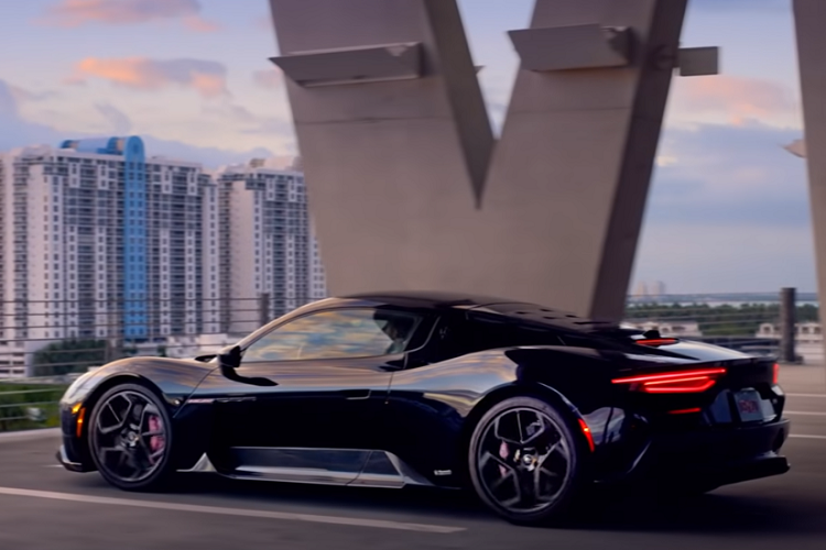 Nội thất của siêu xe Maserati MC20 Fuoriserie Edition cực độc này có chất liệu da và Alcantara, cùng một tông màu, với hình thêu ba chiều màu hồng pastel trên tựa đầu. Phần trung tâm giữa hai chỗ ngồi có bảng tên cá nhân: ở trên cùng, ta thấy có logo của thương hiệu, ở chỗ màu hồng pastel có chữ Maserati Fuoserie, và dòng chữ “For David” được viết nghiêng với hiệu ứng nhôm đẹp mắt.