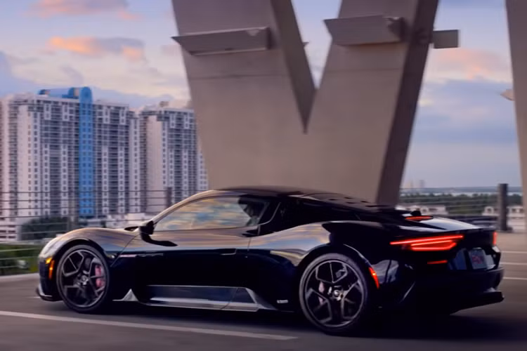 Nội thất của siêu xe Maserati MC20 Fuoriserie Edition cực độc này có chất liệu da và Alcantara, cùng một tông màu, với hình thêu ba chiều màu hồng pastel trên tựa đầu. Phần trung tâm giữa hai chỗ ngồi có bảng tên cá nhân: ở trên cùng, ta thấy có logo của thương hiệu, ở chỗ màu hồng pastel có chữ Maserati Fuoserie, và dòng chữ “For David” được viết nghiêng với hiệu ứng nhôm đẹp mắt.