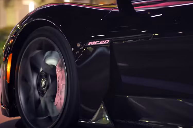 Thứ hai, hãy nói đến sự tham gia của Beckham trong dự án. Maserati cho phép khách hàng của họ tạo ra chiếc xe được thiết kế riêng theo ý mình thông qua chương trình tùy chỉnh Fuoriserie của họ, với tư duy "sang trọng chân chính".