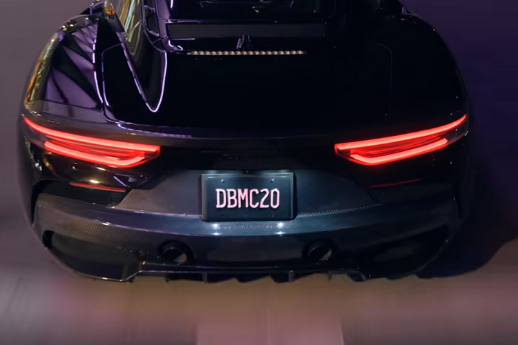 Cựu cầu thủ bóng đá người Anh đã làm việc cùng với các nhà thiết kế từ Maserati Centro Stile để tạo ra MC20 Fuoserie Edition. Được sản xuất tại Ý, nó được chế tạo trên khung gầm liền khối bằng sợi carbon, và sự pha trộn màu sắc độc đáo: đen và hồng (màu của đội Inter Miami CF), cũng như sự kết hợp của những bề mặt bóng và mờ. Những điểm nhấn màu hồng đều được giấu kỹ và tinh tế, tạo cho xe một dáng vẻ dữ dằn trái ngược vẻ nữ tính như nhiều người suy nghĩ.