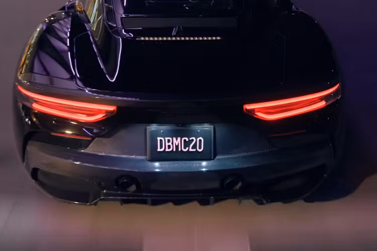 Cựu cầu thủ bóng đá người Anh đã làm việc cùng với các nhà thiết kế từ Maserati Centro Stile để tạo ra MC20 Fuoserie Edition. Được sản xuất tại Ý, nó được chế tạo trên khung gầm liền khối bằng sợi carbon, và sự pha trộn màu sắc độc đáo: đen và hồng (màu của đội Inter Miami CF), cũng như sự kết hợp của những bề mặt bóng và mờ. Những điểm nhấn màu hồng đều được giấu kỹ và tinh tế, tạo cho xe một dáng vẻ dữ dằn trái ngược vẻ nữ tính như nhiều người suy nghĩ.