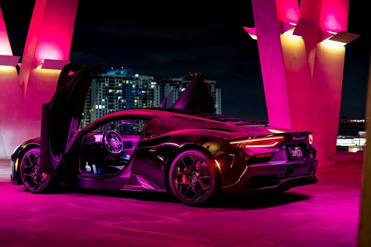 Chiếc xe đó chính là Maserati MC20 Fuoriserie Edition, một chiếc xe được ví von là “bức thư tình gửi đến thành phố Miami kỳ diệu,” nơi David Beckham gọi là quê hương thứ hai của mình. Thành phố này cũng là nơi có câu lạc bộ bóng đá Mỹ thuộc sở hữu của Beckham, Inter Miami CF.