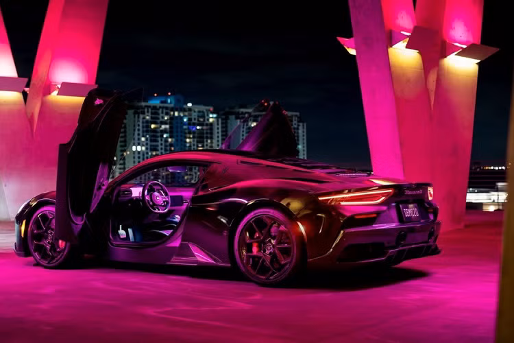 Chiếc xe đó chính là Maserati MC20 Fuoriserie Edition, một chiếc xe được ví von là “bức thư tình gửi đến thành phố Miami kỳ diệu,” nơi David Beckham gọi là quê hương thứ hai của mình. Thành phố này cũng là nơi có câu lạc bộ bóng đá Mỹ thuộc sở hữu của Beckham, Inter Miami CF.