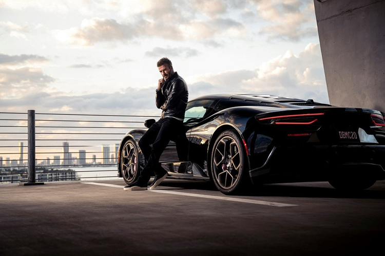 Đầu tiên, hãy nói về những gì nằm dưới nắp capô. Chiếc Maserati MC20 của Beckham đặc biệt có trang bị động cơ V6 đi cùng góc 90 độ lấy từ dòng động cơ Ferrari F154, được kết nối với hộp số ly hợp kép 8 cấp mà công ty Tremec đã ra mắt trên C8 Corvette. Nó tạo ra công suất 621 mã lực và 730 Nm mô-men xoắn cực đại tại tua máy 3.000-5.500 vòng/phút. Những con số này giúp siêu xe thể thao có thể tăng tốc từ 0-100 km/h trong 2,9 giây, và đạt tốc độ tối đa 325 km/giờ.
