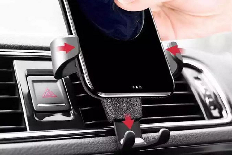  Giá đỡ điện thoại Ngày nay, chiếc điện thoại không đơn thuần chỉ có chức năng liên lạc mà còn mang đến rất nhiều tiện ích cho người dùng. Nó là một phương tiện giải trí, công cụ liên lạc, công cụ hỗ trợ xử lý công việc và nhiều tính năng hữu dụng khác. Khi lái xe, chúng ta sẽ không tránh khỏi những trường hợp cần sử dụng đến điện thoại như: nghe điện thoại, định vị dẫn đường, cập nhật tình hình giao thông,… . Nhưng nếu vừa lái xe, vừa cúi xuống sử dụng điện thoại thì sẽ rất nguy hiểm và trong tình huống này giá đỡ chính là công cụ hỗ trợ cho tài xế. 