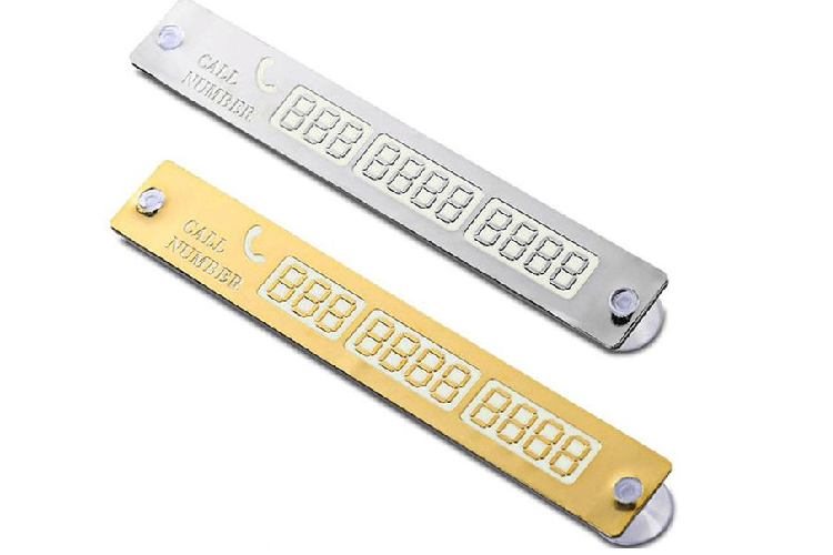 Bảng ghi số điện thoại được thiết kế rất phong phú kiểu loại, nó có thể là một miếng dán lên kính, một tấm nhựa để trên mặt táp-lô hay “cao cấp” hơn là giá đỡ cho phép ẩn/hiện số điện thoại khi cần. Giá của sản phẩm này khá đa dạng, dao động từ 20 – 50 nghìn đồng.