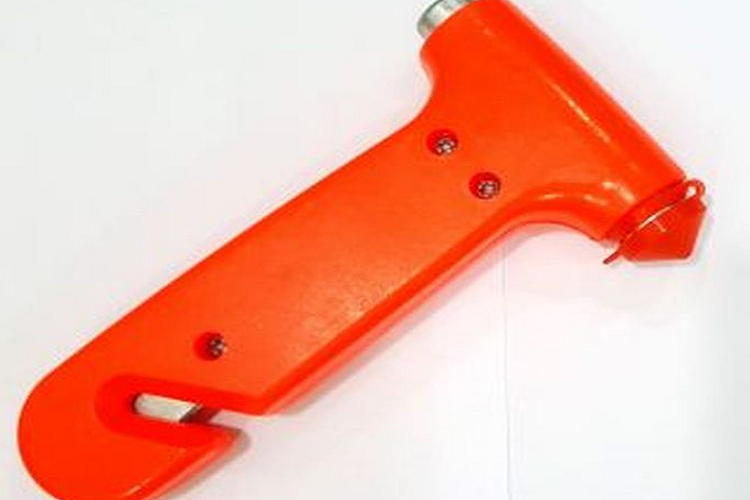 Búa thoát hiểm có thiết kế đầu nhọn, làm bằng kim loại, cán bằng nhựa, có khả năng tạo lực đập lớn để phá cửa thoát ra ngoài. Ngoài ra, thân búa có thể thiết kế thêm lưỡi dao giúp cắt dây đai an toàn khi cần. Giá bán sản phẩm này trong khoảng 80 – 100 nghìn đồng.