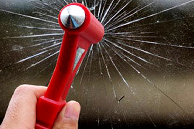  Búa thoát hiểm, kéo cắt dây khẩn cấp Bùa thoát hiểm ôtô khẩn cấp là một vật dụng rất cần được trang bị trên xe khách, xe tải và một số phương tiện giao thông khác. Nó có tác dụng vô cùng hữu ích trong các trường hợp xe gặp tai nạn, cháy xe, xe rơi xuống nước, hoặc có người mắc kẹt trong xe,... . Món đồ chỉ trị giá vài chục nghìn này trong một số tình huống khẩn cấp có thể cứu giúp tính mạng của rất nhiều người.