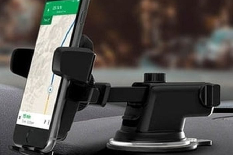 Giá đỡ điện thoại giúp cố định chắc chắn điện thoại ở một vị trí vừa tầm nhìn của người lái xe. Nhờ đó, người lái không cần phải vừa cầm lái, vừa giữ điện thoại. Ngoài ra cũng không cần lo điện thoại bị rơi rớt. Điều này giúp người lái đảm bảo được sự tập trung tốt, lái xe an toàn hơn. Hiện nay trên thị trường, giá đỡ điện thoại được bán rất đa dạng về kiểu dáng, chủng loại nhưng phổ biến nhất là loại kẹp và nam châm. Công cụ hỗ trợ vô cùng hữu ích này được bán với giá bán dao động từ 40 – 100 nghìn đồng tùy loại.