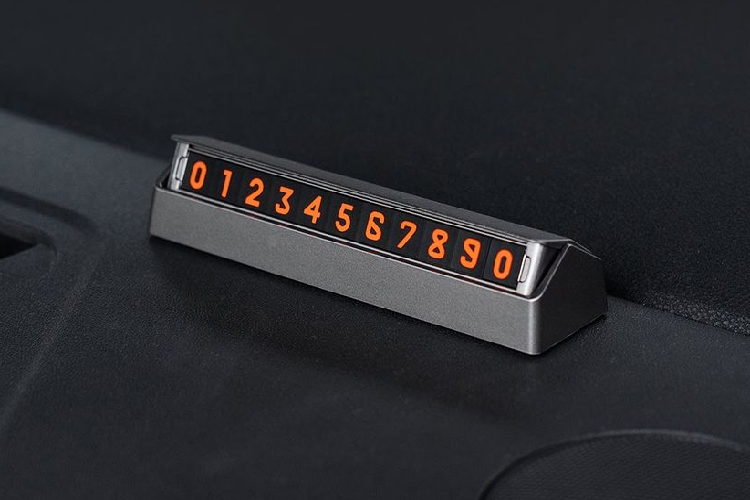  Bảng ghi số điện thoạiBảng ghi số điện thoại trên ô tô hiện nay được xem là phụ kiện rất hữu ích với mỗi chiếc xe. Đặc biệt là khi bạn thường xuyên di chuyển trong các trung tâm thương mại hoặc đỗ xe trên đường phố đông đúc. Đây sẽ là thông tin để người khác có thể liên lạc với bạn nếu chẳng may người khác muốn liên hệ với bạn để xử lý vấn đề phát sinh do va chạm, đỗ xe chưa phù hợp,… .