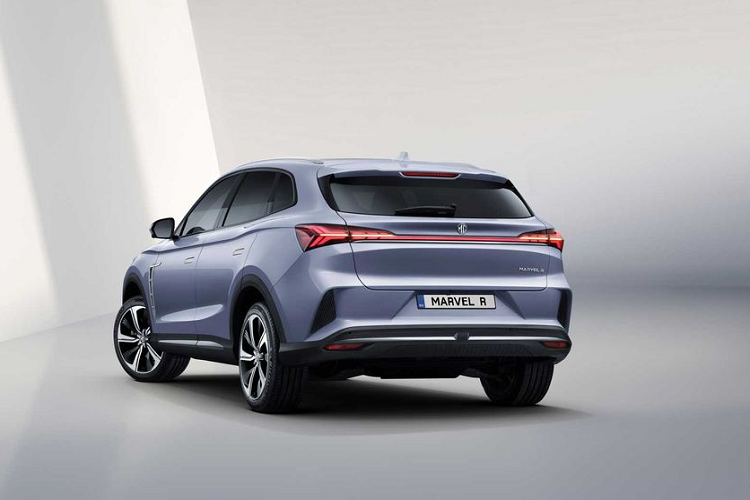 Đối với khu vực đuôi xe, MG Marvel R Electric 2021 tiếp tục mang tới cái nhìn tươi mới, cá tính nhờ cụm đèn hậu thiết kế mạch lạc, nối liền hai bên kết hợp cùng những đường gân dập nổi và bộ cản dưới phía sau.