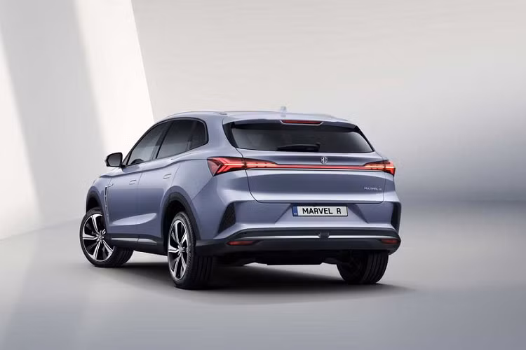 Đối với khu vực đuôi xe, MG Marvel R Electric 2021 tiếp tục mang tới cái nhìn tươi mới, cá tính nhờ cụm đèn hậu thiết kế mạch lạc, nối liền hai bên kết hợp cùng những đường gân dập nổi và bộ cản dưới phía sau.