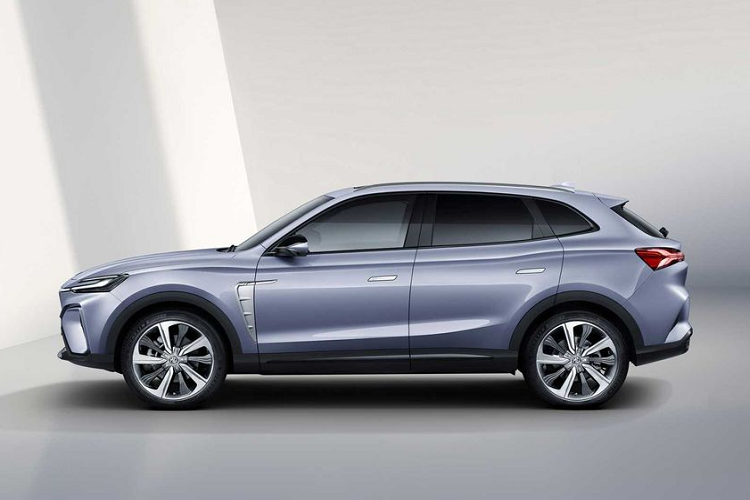 Trái ngược với ngoại hình ấn tượng, bên trong khoảng cabin của MG Marvel R Electric 2021 lại có thiết kế mờ nhạt hơn, ngoại trừ bộ màn hình giải trí với kích thước lên tới 19,4 inch đặt dọc ngay giữa khu vực trung tâm. Với bộ màn hình kích cỡ khủng này, người dùng có thể dễ dàng điều khiển các chức năng của xe hay kết nối với điện thoại thông minh... Ngoài ra, xe còn được trang bị màn hình LCD 12,3 inch cho cụm đồng hồ công-tơ-mét, ghế bọc da kèm chỉ khâu tương phản, đèn viền nội thất...