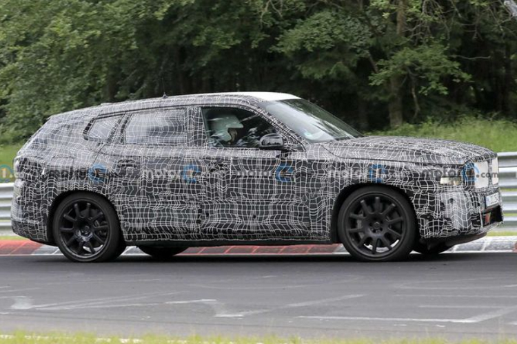 Về truyền động, mẫu xe SUV hạng sang BMW X8 được cho rằng sẽ có phiên bản hybrid, kết hợp động cơ V8 với mô-tơ điện cho tổng công suất hơn 700 mã lực (trên bản Competition), đưa X8 trở thành chiếc SUV mạnh mẽ nhất trong lịch sử BMW.