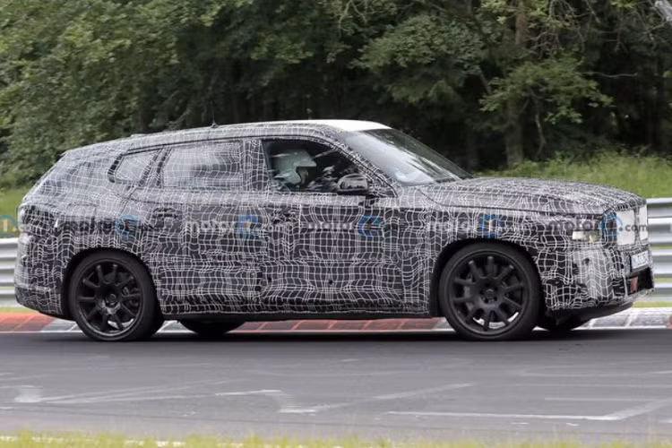 Về truyền động, mẫu xe SUV hạng sang BMW X8 được cho rằng sẽ có phiên bản hybrid, kết hợp động cơ V8 với mô-tơ điện cho tổng công suất hơn 700 mã lực (trên bản Competition), đưa X8 trở thành chiếc SUV mạnh mẽ nhất trong lịch sử BMW.