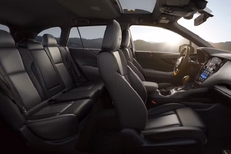 Biến thể Base của mẫu xe hơi mới Subaru Outback 2022 sử dụng động cơ hút khí tự nhiên 2,5 lít 4 xi-lanh, màn hình cảm ứng 7 inch phía trên có điều khiển âm thanh và màn hình 7 inch phía dưới để truy cập các hệ thống khác. Trong khi đó, tính năng đa phương tiện bao gồm đài AM/FM/HD, Apple CarPlay, Android Auto và Bluetooth.