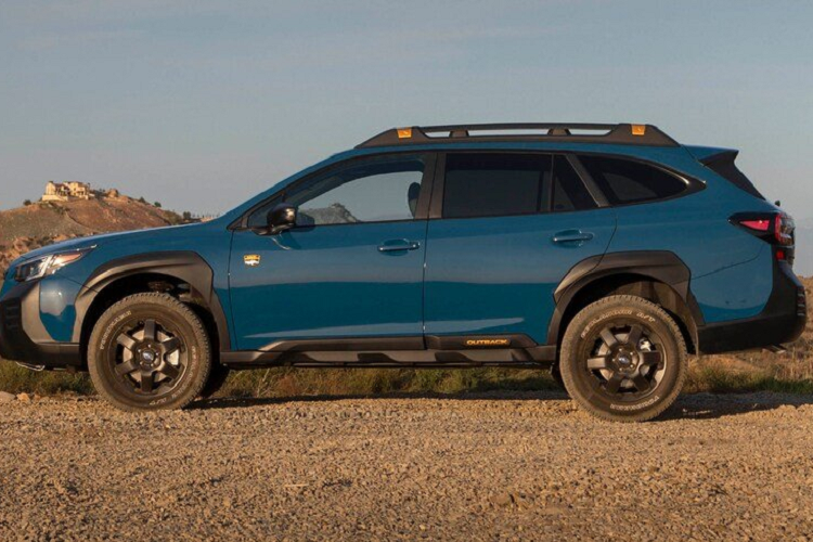 Subaru Outback Wilderness có khoảng sáng gầm 241 mm và hệ thống treo nâng cấp. Thêm vào đó, xe còn có sẵn gói tùy chọn đi kèm với cửa sổ trời tự động, Starlink 11,6 inch với định vị và phanh tự động khi lùi. Tiếp theo, biến thể Limited của Subaru Outback 2022 bổ sung ghế da, ghế sau có sưởi, ổ điện A/C phía sau, mở cửa không cần chìa khóa và nút bấm khởi động. Các tính năng an toàn bổ sung bao gồm phanh tự động khi lùi và phát hiện điểm mù với hỗ trợ chuyển làn và cảnh báo xe cắt ngang phía sau.