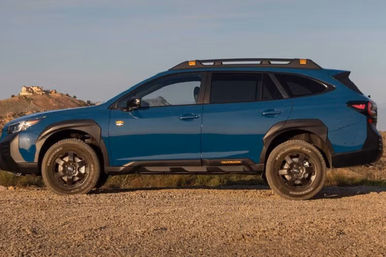 Subaru Outback Wilderness có khoảng sáng gầm 241 mm và hệ thống treo nâng cấp. Thêm vào đó, xe còn có sẵn gói tùy chọn đi kèm với cửa sổ trời tự động, Starlink 11,6 inch với định vị và phanh tự động khi lùi. Tiếp theo, biến thể Limited của Subaru Outback 2022 bổ sung ghế da, ghế sau có sưởi, ổ điện A/C phía sau, mở cửa không cần chìa khóa và nút bấm khởi động. Các tính năng an toàn bổ sung bao gồm phanh tự động khi lùi và phát hiện điểm mù với hỗ trợ chuyển làn và cảnh báo xe cắt ngang phía sau.