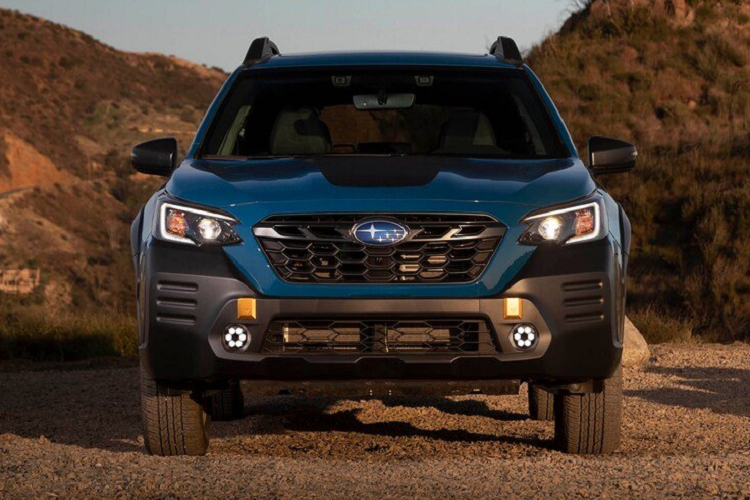 Điểm nổi bật đầu tiên là khách hàng không phải tự bổ sung tùy chọn đèn sương mù LED nữa bởi mẫu xe SUV Subaru Outback 2022 bây giờ đã trang bị tiêu chuẩn với đèn sương mù LED trên tất cả các biến thể. Theo đó, loại đèn này sẽ cải thiện khả năng chiếu sáng và sự an toàn khi chạy đêm.