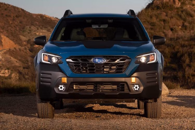 Điểm nổi bật đầu tiên là khách hàng không phải tự bổ sung tùy chọn đèn sương mù LED nữa bởi mẫu xe SUV Subaru Outback 2022 bây giờ đã trang bị tiêu chuẩn với đèn sương mù LED trên tất cả các biến thể. Theo đó, loại đèn này sẽ cải thiện khả năng chiếu sáng và sự an toàn khi chạy đêm.