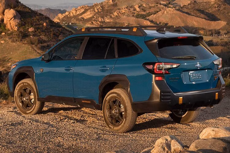 Đáng chú ý, biến thể mới Wilderness của Subaru Outback 2022 tập trung hơn vào khả năng off-road. Xe được trang bị tiêu chuẩn với động cơ tăng áp 2,4 lít, cốp sau rảnh tay, camera 180 độ giám sát đầu xe và lốp dự phòng cỡ lớn. Bên cạnh đó, Outback Wilderness còn được trang bị X-Mode chức năng kép tiên tiến, lốp địa hình Yokohama Geolandar cùng những điểm nhấn ngoại thất và nội thất độc đáo.
