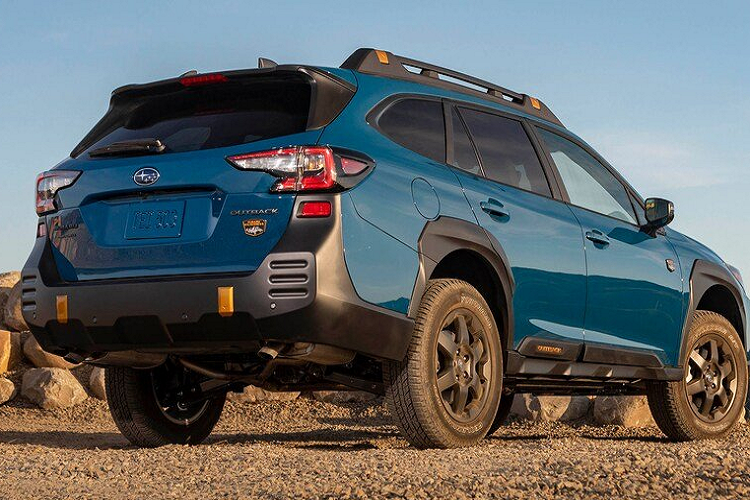 Trong khi đó, Subaru Outback Onyx Edition XT đi kèm động cơ tăng áp 2,4 lít, mở cốp sau rảnh tay, màn hình quan sát phía trước 180 độ, X-Mode chế độ kép và lốp dự phòng cỡ lớn. Được biết, biến thể này cũng đi kèm với các chi tiết ngoại thất sơn đen, la-zăng hợp kim 18 inch cũng như nội thất màu xám với chất liệu StarTex chống thấm nước.