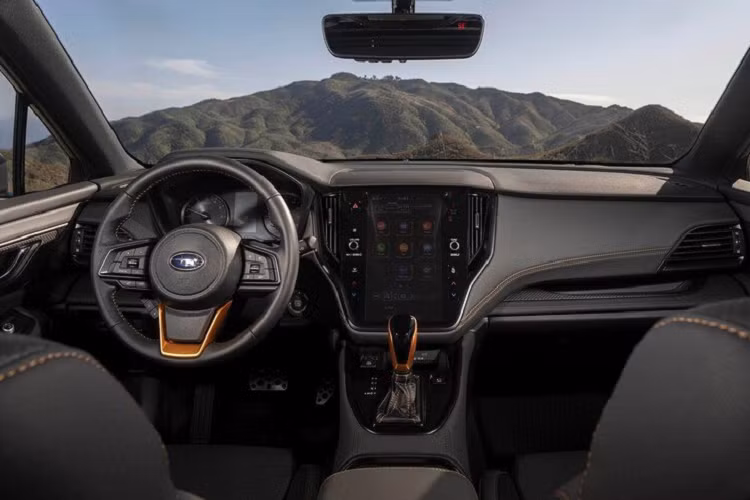 Biến thể Premium của Subaru Outback 2022 có thêm ghế và gương có sưởi, vô lăng bọc da, điều hòa tự động 2 vùng, Starlink 11,6 inch, ghế lái chỉnh điện 10 hướng và 2 cổng sạc USB ở phần sau của bảng điều khiển trung tâm. Riêng biến thể này còn có tính năng chỉnh điều hòa ghế sau trong bảng điều khiển trung tâm để tăng cường việc kiểm soát không khí trong toàn bộ cabin.